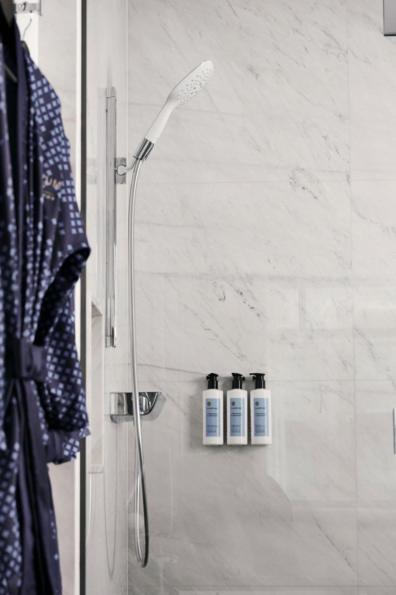 Chatrium Grand Бангкок Экстерьер фото A shower